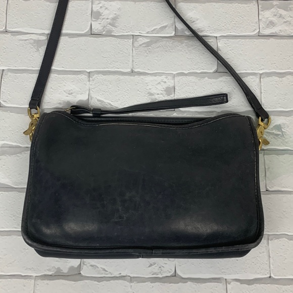 Vintage Coach handbag Black Leather Gold hardware Zip close  serial #471-8312 - Picture 1 of 11
